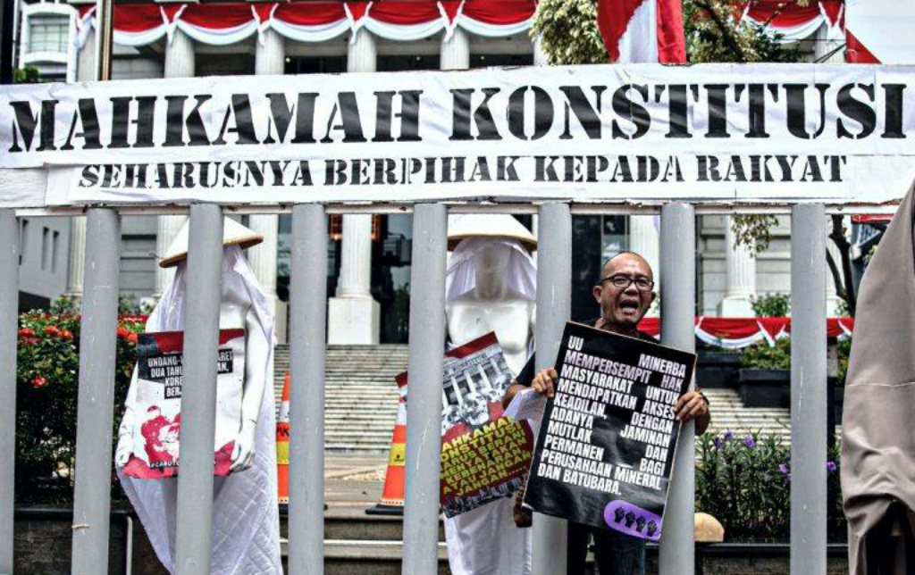 Geruduk MK, #BersihkanIndonesia Gelar Instalasi Seni 'Terpenjara dalam UU Minerba'