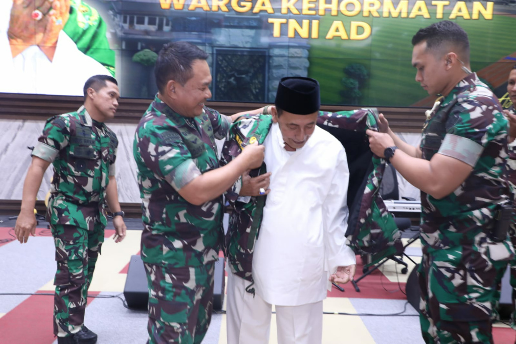 Habib Luthfi Dikukuhkan sebagai Warga Kehormatan TNI AD