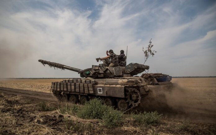 Prajurit Ukraina naik di atas sebuah tank dekat garis depan di wilayah Mykolaiv, saat serangan Rusia di Ukraina berlanjut, Ukraina 10 Agustus 2022. Foto: Reuters/Oleksandr Ratushniak.