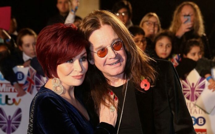 Penyanyi Ozzy Osbourne tiba bersama istrinya Sharon untuk Penghargaan Pride of Britain di London, Inggris 30 Oktober 2017. Foto: Reuters/Paul Hackett.