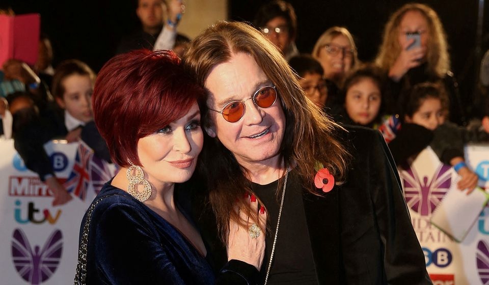 Penyanyi Ozzy Osbourne tiba bersama istrinya Sharon untuk Penghargaan Pride of Britain di London, Inggris 30 Oktober 2017. Foto: Reuters/Paul Hackett.