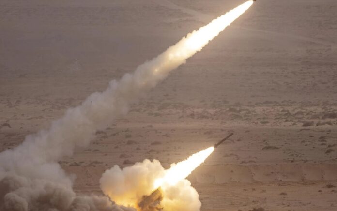 Roket dari Sistem Roket Artileri Mobilitas Tinggi M142 AS (HIMARS) ditembakkan selama latihan militer di Maroko. Foto: Fadel Senna/AFP.