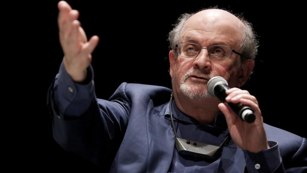 Salman Rushdie menjadi sorotan dengan novel keduanya "Midnight's Children" pada tahun 1981, yang memenangkan pujian internasional dan Penghargaan Booker bergengsi Inggris. Foto: Charly Triballeau/AFP.