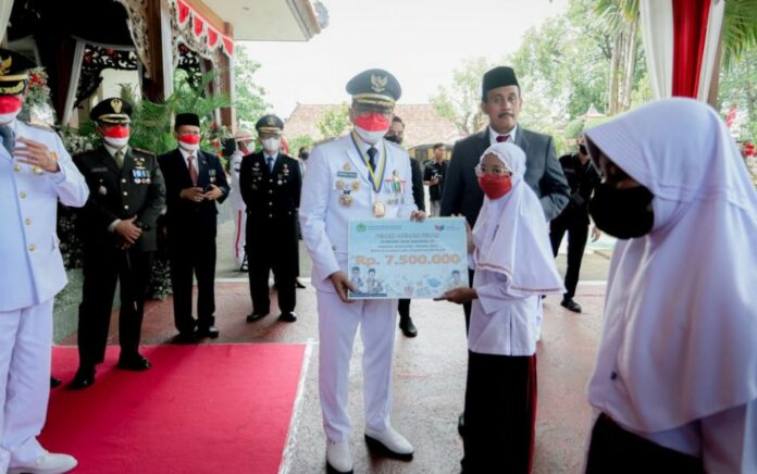 Bupati Pamekasan Beri Bonus Siswa Prestasi