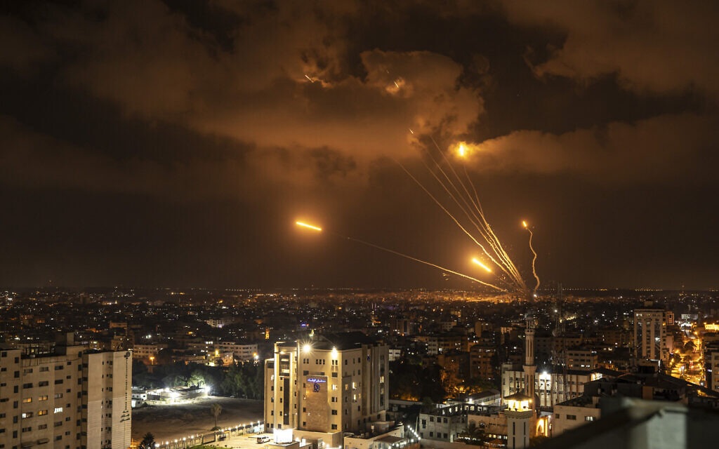 Serangan Roket ditembakkan oleh warga Kelompok Jihad Islam ke arah Israel, di Kota Gaza, Jumat, 5 Agustus 2022. Foto: AP/Fatima Shbair.