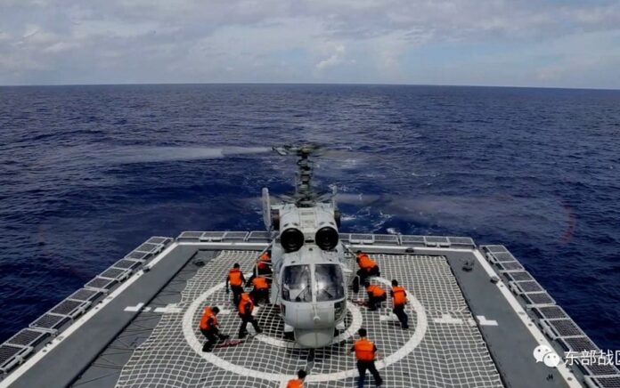 Helikopter Angkatan Laut di bawah Komando Teater Timur Tentara Pembebasan Rakyat China (PLA) mengambil bagian dalam latihan militer di perairan sekitar Taiwan, di lokasi yang dirahasiakan 8 Agustus 2022 dalam gambar selebaran yang dirilis pada 9 Agustus 2022. Komando Teater Timur /HO/Reuters.