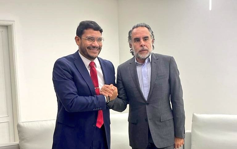 Duta Besar Kolombia Armando Benedetti tiba di Caracas dan diterima oleh Wakil Menteri Amerika dari Kementerian Luar Negeri Venezuela, Rander Pena Ramirez. Foto: Twitter CancilleriaCol.