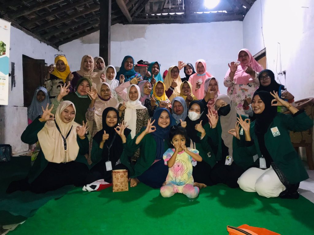 Sesi foto bersama mahasiswa KKN 108 UIN Sunan Kalijaga kelompok 115 Desa Ngawen dengan sebagian ibu-ibu PKK Dukuh Ngerangan (Beritabaru.co/Sifa Fauziah) 