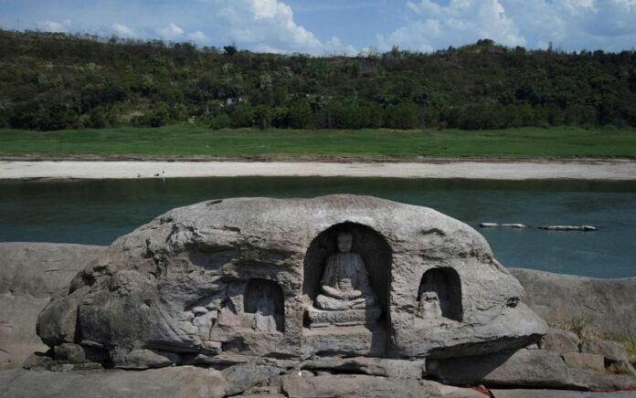 Surutnya Air Sungai Yangtze China Ungkap Keberadaan 3 Patung Buddha Kuno