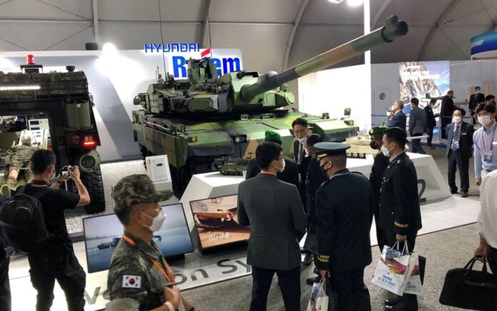 Tank K2 Black Panther yang diproduksi oleh Hyundai Rotem Korea Selatan dipamerkan di Seoul International Aerospace & Defense Exhibition, Seoul, Korea Selatan, 20 Oktober 2021. Foto: Reuters//Josh Smith/File Photo.