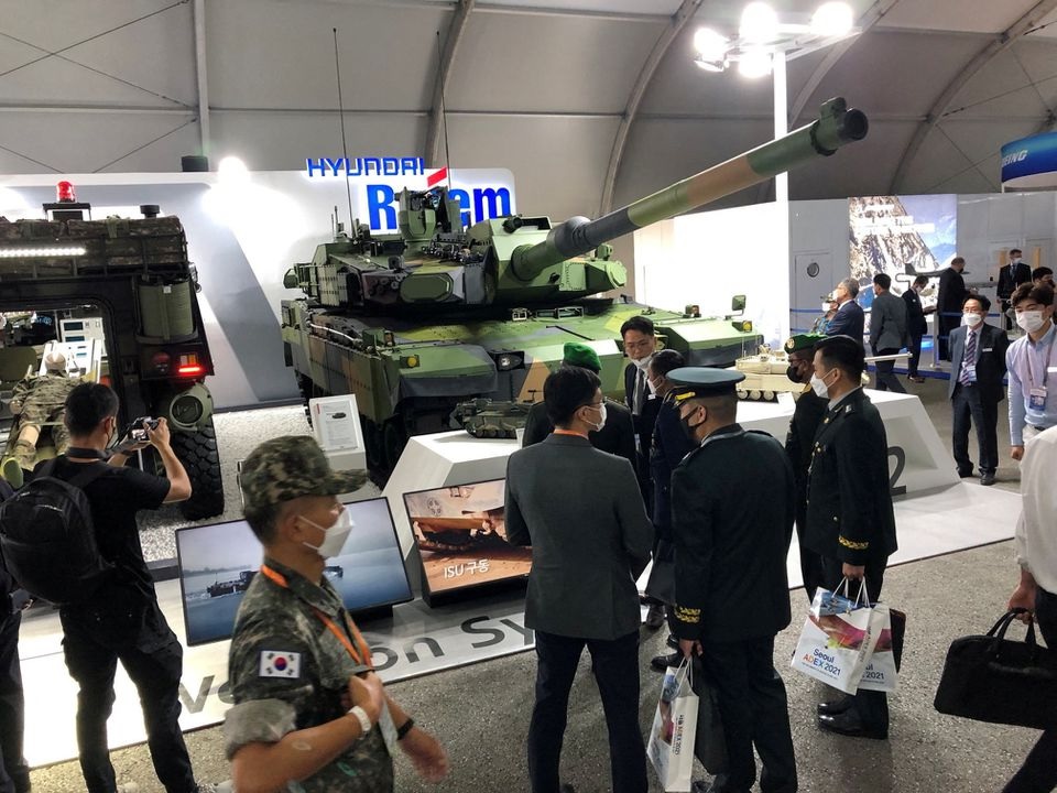 Tank K2 Black Panther yang diproduksi oleh Hyundai Rotem Korea Selatan dipamerkan di Seoul International Aerospace & Defense Exhibition, Seoul, Korea Selatan, 20 Oktober 2021. Foto: Reuters//Josh Smith/File Photo.