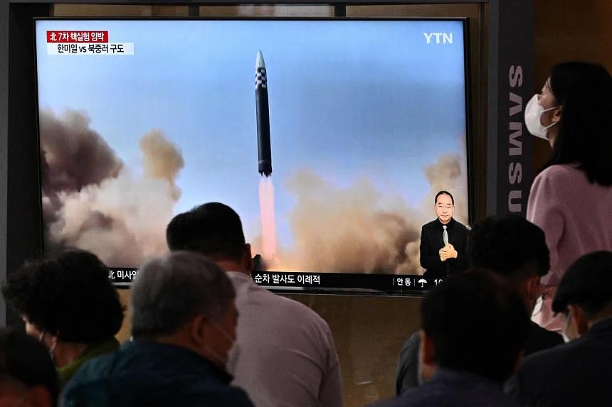 Siaran berita dengan rekaman file uji coba rudal Korea Utara pada 5 Juni 2022. FOTO: AFP.
