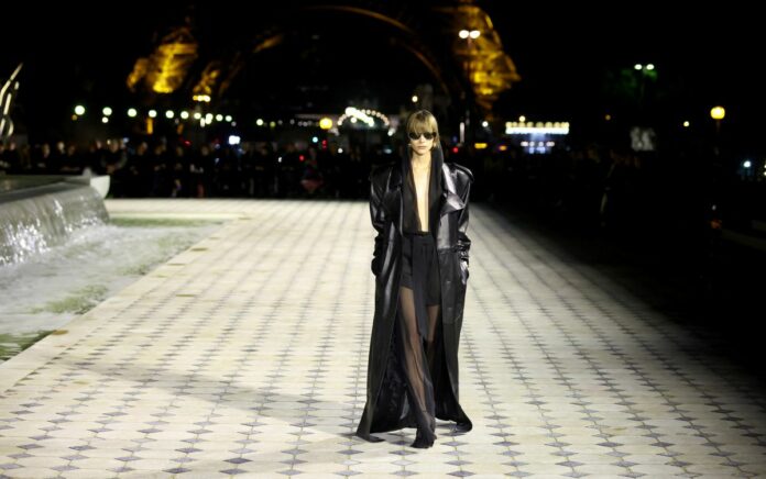 Saint Laurent Panaskan Runway Berlatar Menara Eiffel