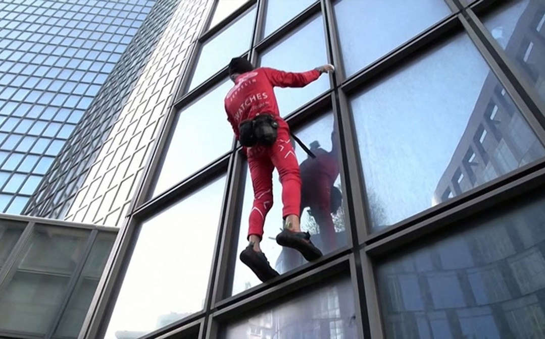 Rayakan Ulang Tahun ke 60, 'Spiderman Perancis' Panjat Gedung Pencakar Langit