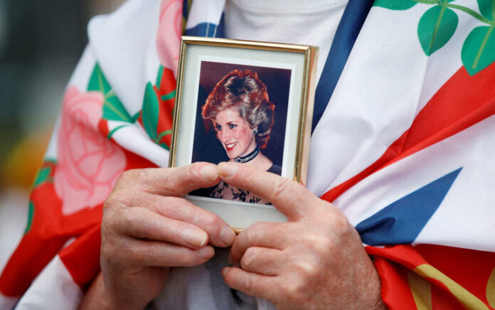 Pengunjung Pameran Putri Diana di Vegas Gelar Royal Weddingnya Sendiri