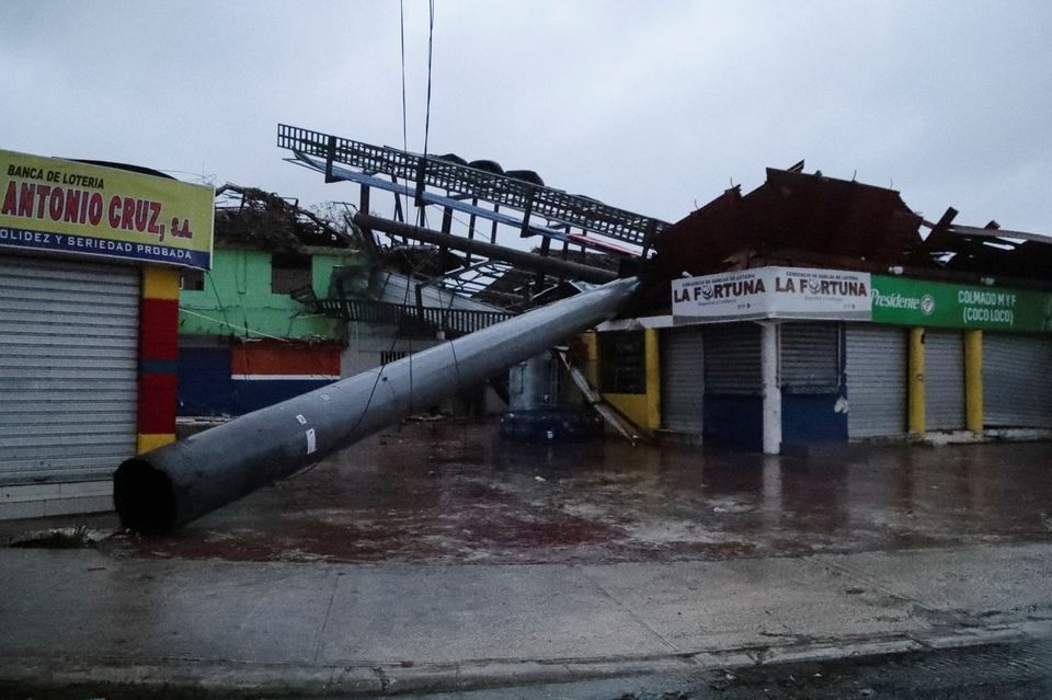 Pemandangan menunjukkan kehancuran yang disebabkan oleh berlalunya Badai Fiona di Punta Cana, Republik Dominika, 19 September 2022. Foto: Reuters/Ricardo Rojas.