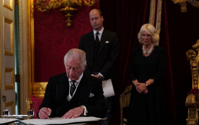 Raja Inggris Charles menandatangani sumpah selama Dewan Aksesi di Istana St James, di mana ia secara resmi menyatakan raja baru Inggris, setelah kematian Ratu Elizabeth II, di London, Inggris 10 September 2022. Foto: Victoria Jones/Pool via Reuters.