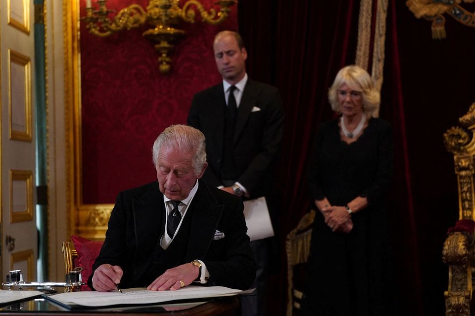 Raja Inggris Charles menandatangani sumpah selama Dewan Aksesi di Istana St James, di mana ia secara resmi menyatakan raja baru Inggris, setelah kematian Ratu Elizabeth II, di London, Inggris 10 September 2022. Foto: Victoria Jones/Pool via Reuters.