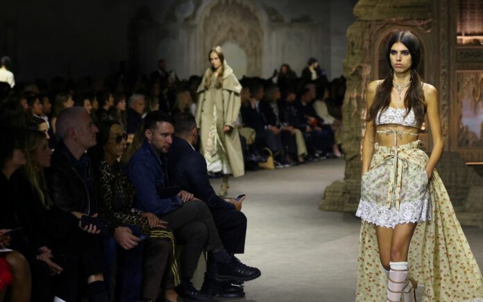 Dior Bawakan Tema Barok ke Catwalk untuk Paris Fashion Week