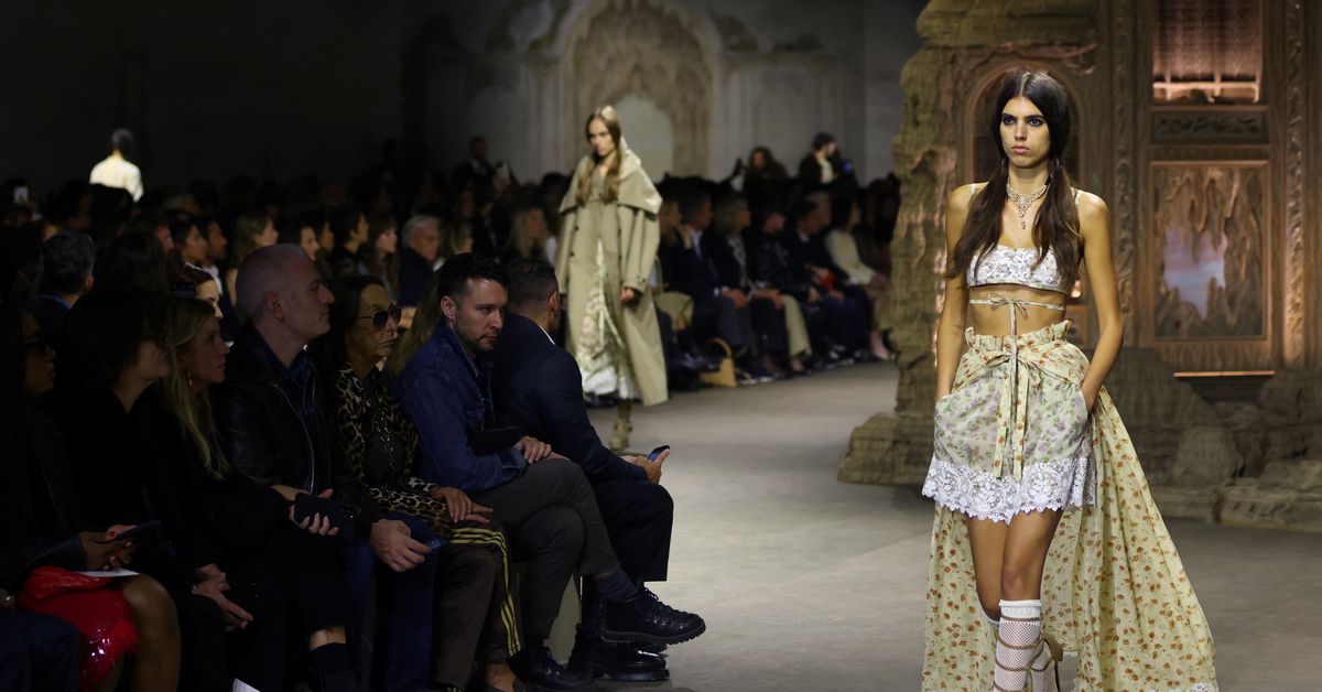 Dior Bawakan Tema Barok ke Catwalk untuk Paris Fashion Week