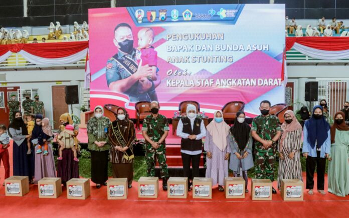 Jenderal Dudung Kukuhkan Bapak dan Bunda Asuh Anak Stunting Hingga Panen Kacang Hijau di Gresik