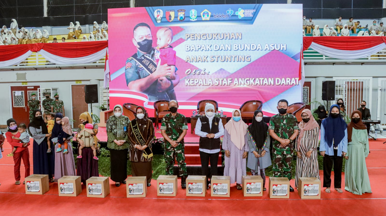 Jenderal Dudung Kukuhkan Bapak dan Bunda Asuh Anak Stunting Hingga Panen Kacang Hijau di Gresik