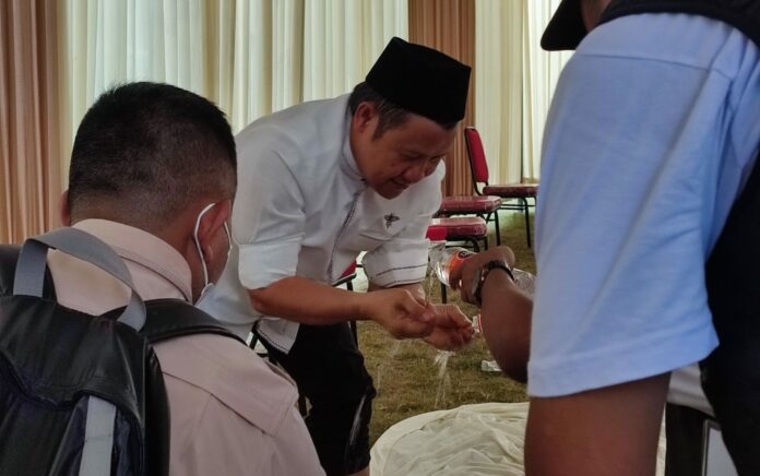 Momen Gus Muhaimin Salat di Tengah Joget Senam, Bikin Kagum Kader dan Simpatisan PKB Gresik