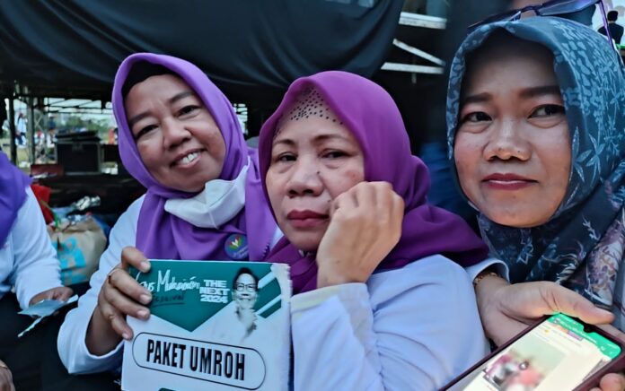 Tangis Haru Nenek Asal Gresik Saat Dapat Hadiah Umroh dari Gus Muhaimin