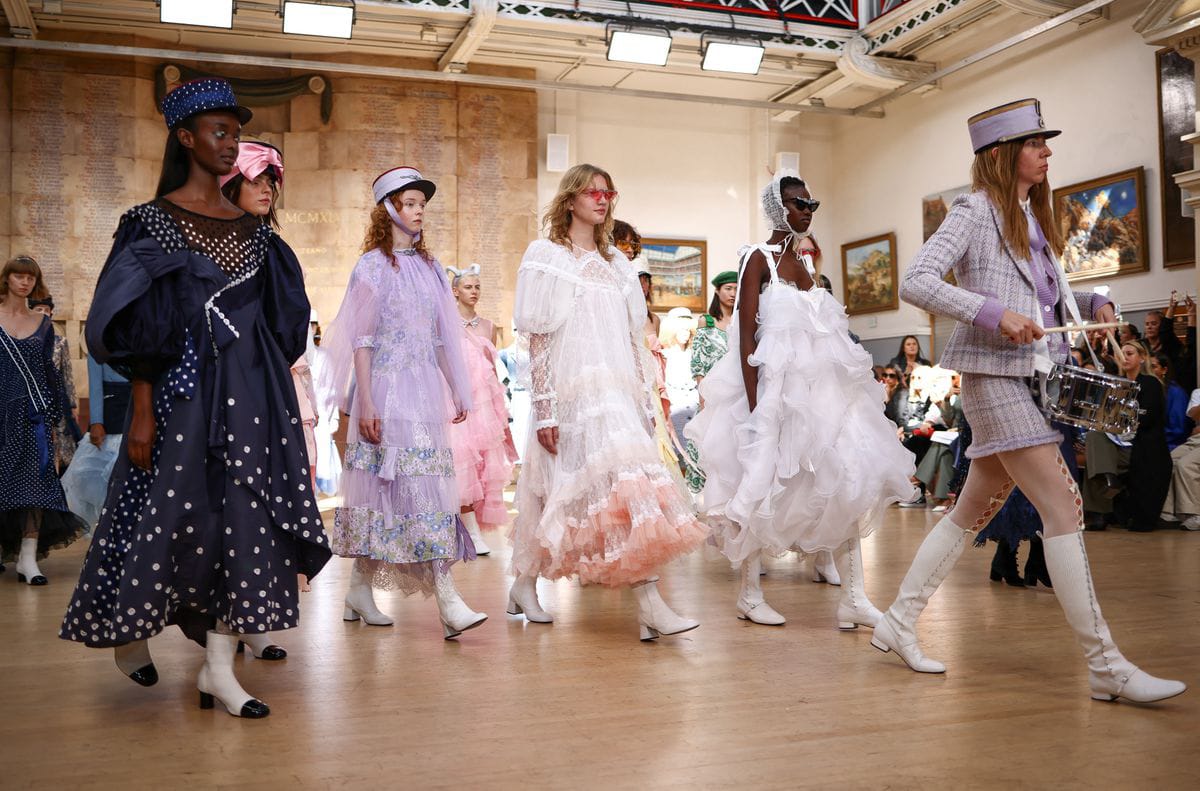 London Fashion Week Dimulai dengan Penghormatan Kepada Ratu Elizabeth