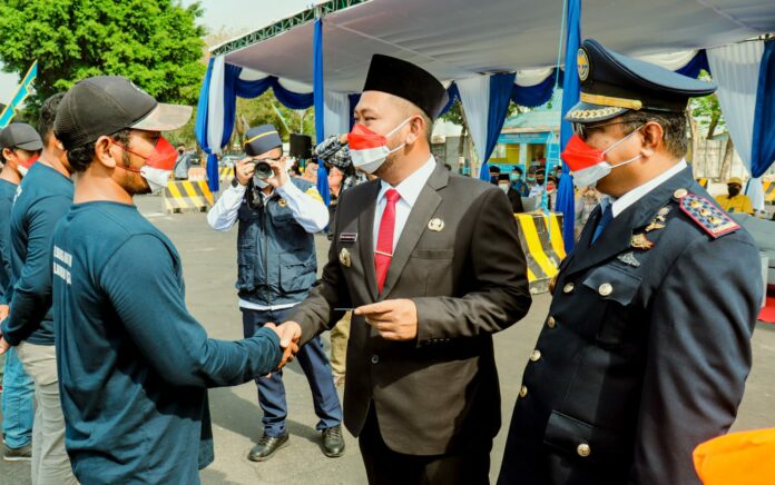 Hari Perhubungan ke-52, Nahkoda Kapal di Pelabuhan Gresik Dapat Penghargaan