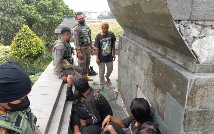 Anak Punk Terjaring Razia Saat Asik Tidur di Gapuro Bunder Gresik