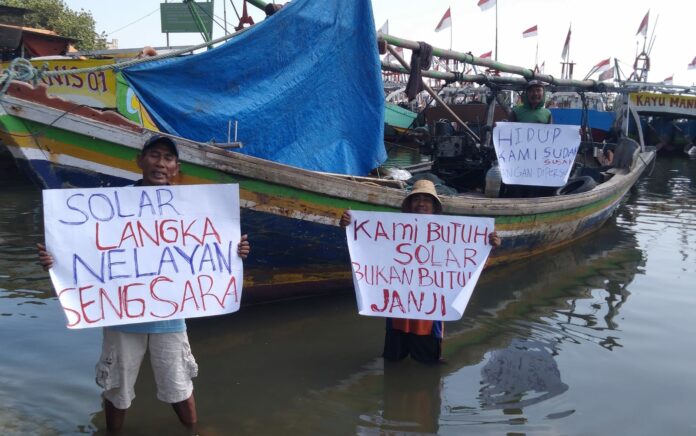 Sulit Melaut Imbas Solar Langka, Nelayan Gresik Demo di Atas Perahu