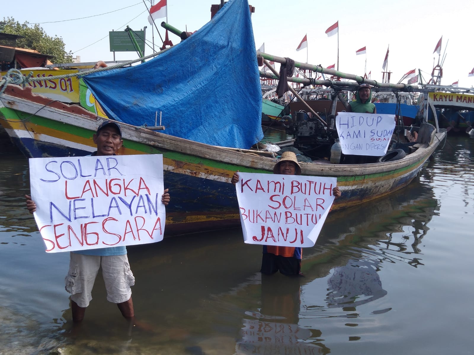 Sulit Melaut Imbas Solar Langka, Nelayan Gresik Demo di Atas Perahu