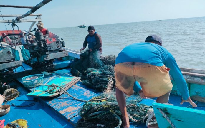 Tangkap Ikan Pakai Jaring Trawl, Empat Nelayan Diamankan Satpolairud Polres Gresik