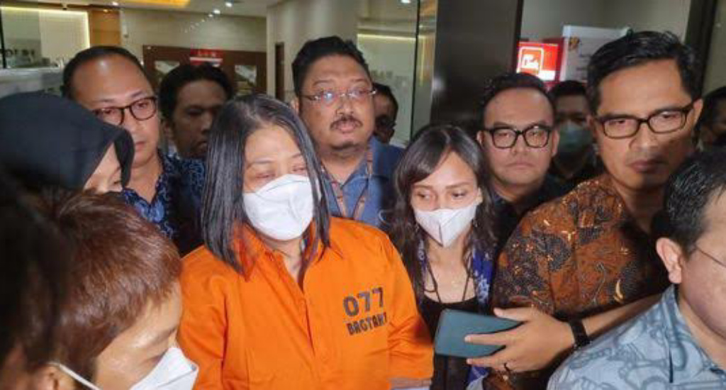 Resmi Ditahan, Putri Candrawathi Pakai Baju Tahanan 077