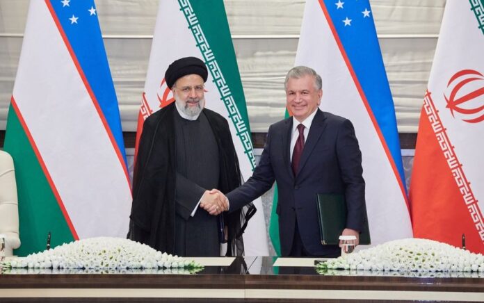 Presiden Uzbekistan Shavkat Mirziyoyev bertemu dengan mitra Iran Ebrahim Raisi menjelang KTT Organisasi Kerjasama Shanghai (SCO) di Samarkand, Uzbekistan 14 September 2022. Foto: Kementerian Luar Negeri Uzbekistan/HO/Reuters.