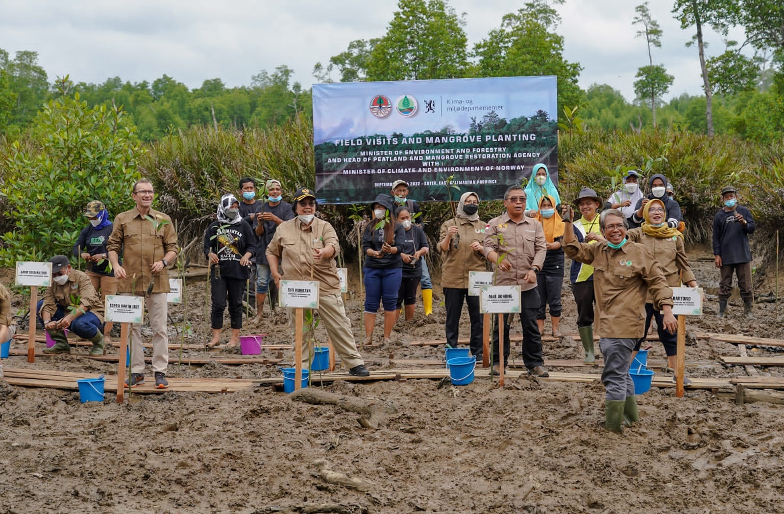 Menteri LHK Indonesia mengajak Menteri Iklim dan Lingkungan Hidup Norwegia ke salah satu titik rehabilitasi mangrove di Teluk Balikpapan pada Minggu 11 September 2022. Foto: KLHK.