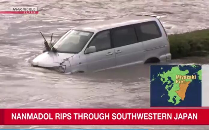 Sebuah mobil terjebak banjir saat topan Nanmadol yang membawa hujan lebat dan angin kencang menghantam sebagian kota barat daya Jepang pada Senin 19 September 2022. Foto: NHK News.