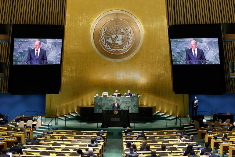 Kanselir Jerman Olaf Scholz berpidato di sesi ke-77 Majelis Umum PBB, di markas besar PBB, Selasa, 20 September 2022. Foto: Jason DeCrow/AP.