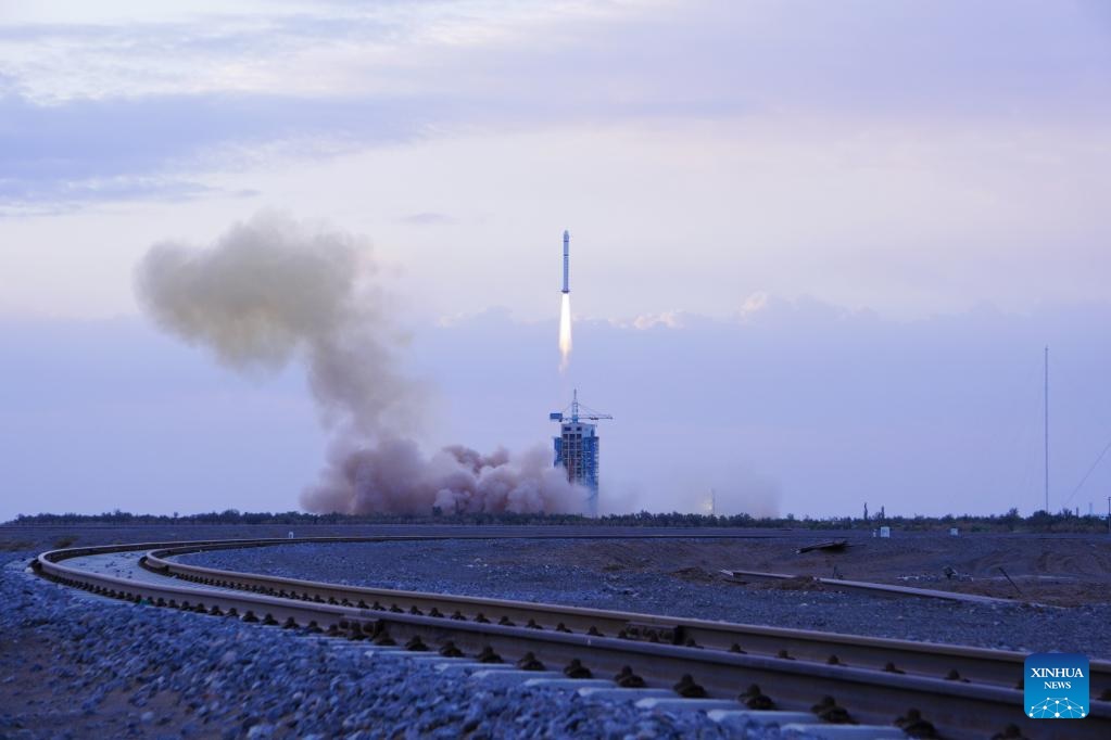 Sebuah roket pembawa Long March-2D yang membawa satelit Yunhai-1 03 meluncur dari Pusat Peluncuran Satelit Jiuquan di barat laut China, 21 September 2022. Satelit itu diluncurkan pada pukul 07:15 (2315 GMT Selasa) dan telah memasuki orbit yang direncanakan dengan sukses. Foto: Wang Heng/Xinhua.