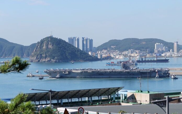 Kapal induk Angkatan Laut AS USS Ronald Reagan berlabuh di sebuah pelabuhan di Busan, Korea Selatan, 23 September 2022. Foto: Reuters/Daewoung Kim.