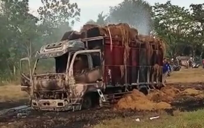 Truk bermuatan Tembakau Jawa dibakar Massa