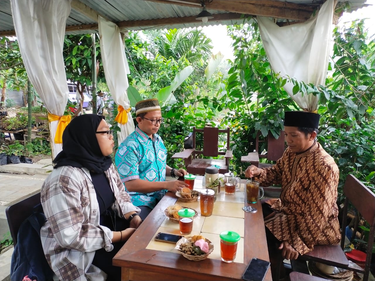 KH Heri Kuswanto (kanan) saat melakukan sesi sharing-sharing dengan Wakil Dekan III Fakultas Ekonomi dan Bisnis Islam UIN Sunan Kalijaga, Dr Ahmad Salehudin (tengah), dan salah satu mahasiswi UIN Sunan Kalijaga (foto: Slamet Makhsun/Beritabaru.co)