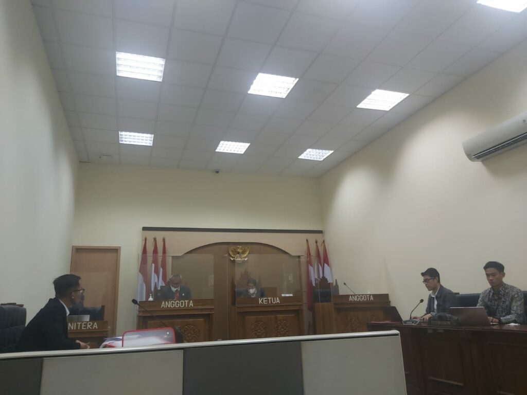 Pelaksanaan sidang gugatan informasi dan transparansi anggaran kedua oleh Senat Mahasiswa terhadap Rektorat UIN Sunan Kalijaga di KIP RI (foto: Beritabaru.co)