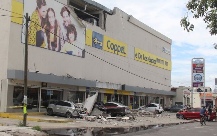 Pandangan umum menunjukkan kendaraan yang rusak akibat runtuhnya fasad department store saat gempa bumi, di Manzanillo, Meksiko 19 September 2022. Foto: Reuters/Jesus Lozoya.