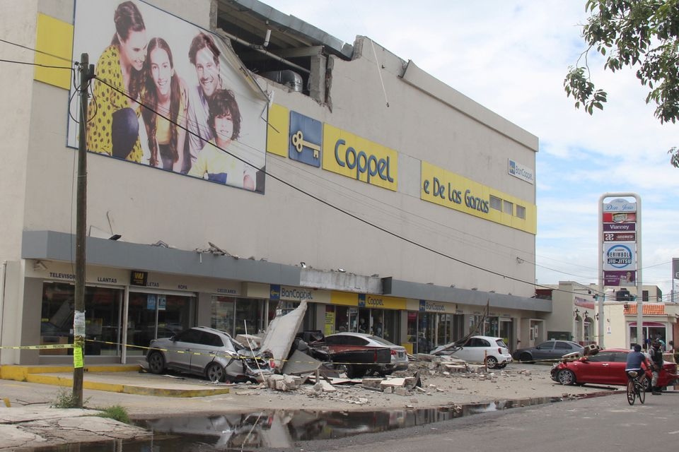 Pandangan umum menunjukkan kendaraan yang rusak akibat runtuhnya fasad department store saat gempa bumi, di Manzanillo, Meksiko 19 September 2022. Foto: Reuters/Jesus Lozoya.