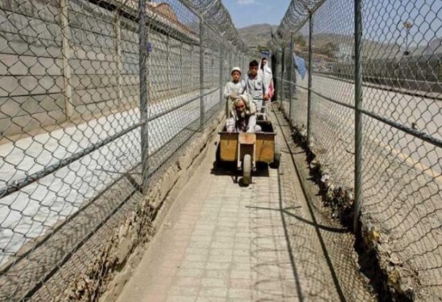 Penjaga Perbatasan Taliban Memotong Pagar di Garis Durand, Perbatasan dengan Pakistan