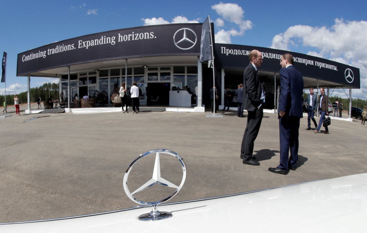 Mercedes-Benz Tarik Diri dari Pasar Rusia dan Jual Saham ke Investor Lokal
