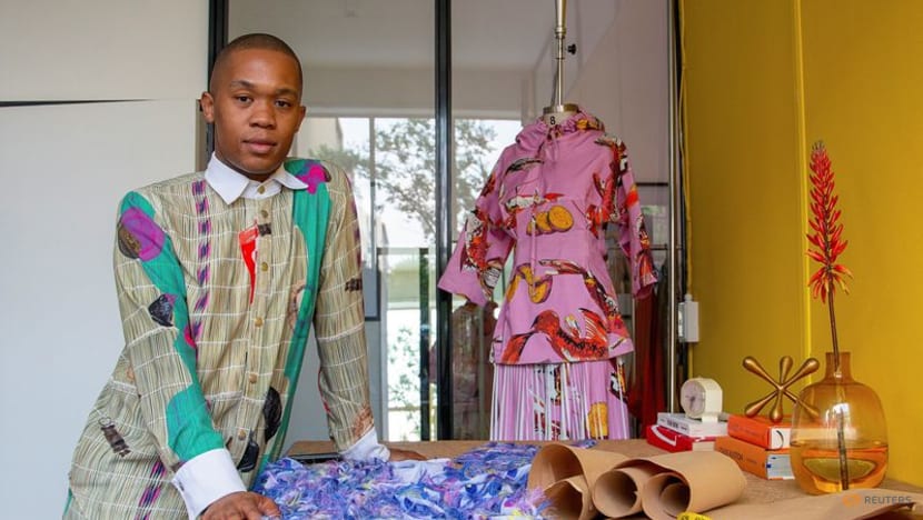 Desainer Thebe Magugu Bawa Mode Afrika Selatan ke Panggung Global