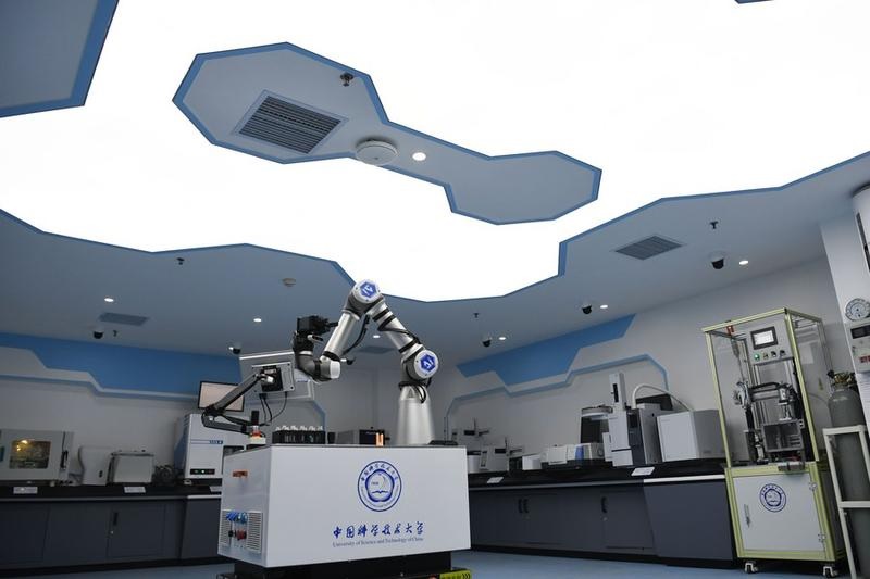 Sistem AI-Chemist melakukan eksperimen kimia di sebuah laboratorium di Universitas Ilmu Pengetahuan dan Teknologi China di Hefei, Provinsi Anhui, China timur, pada 21 Oktober 2022. Foto: Xinhua/Zhang Duan.